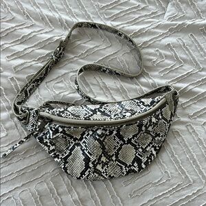 Snakeskin Pattern Crossbody Bag
